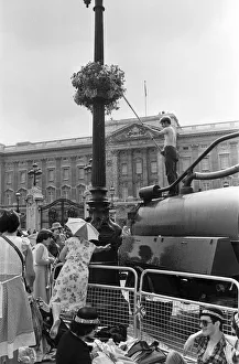 01067 Prints: Hundreds of would-be Royal watchers started settling down in front of the Victoria