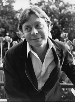 Images Dated 10th June 1988: Hywel Bennett smiling at photocall 10 / 06 / 1988