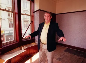 Amca Prints: Ian McCaskill visits his old Glasgow flat May 1999 at 3 Cumming Drive off Cathcart Road