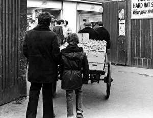 Street Traders Prints: Illegal street trader Kit is on the move to evade police on 31st January 1981