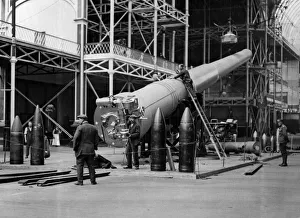 Artillery Prints: The Imperial War Musuem. An 18 inch naval gun arriving at the Imperial War Museum