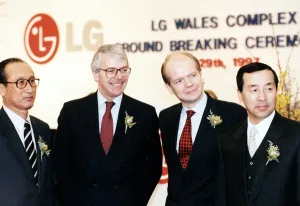 Complex Prints: Industry - LG Electronics - The Prime Minister John Major pictured with Welsh Secretary