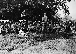 01204 Prints: An infantry unit undergoes its briefing on receiving assignment for D-day