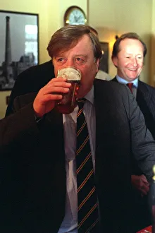 00650 Prints: INFLATION BUSTER KEN CLARKE MP STRUGGLES WITH HIS PINT IN THE MAWSON ARMS PUB CHISWICK