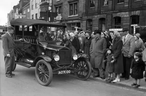 00586 Prints: An interested crowd gathers round this T Model Ford car as it pulls up in Stockton High