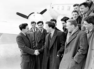 00412 Prints: The Irish team seen here arriving at Cardiff Airport for their Five Nations match against