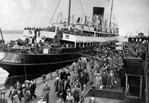 Docks Prints: The Isle of Man steamer Ben-My-Chree at Liverpool landing stage disgorging thousands of