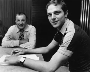 01133 Prints: Israeli international footballer Avi Cohen signs his contract at Anfield
