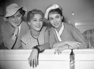 01097 Prints: Italian Actresses in the UK to attend the 1952 Italian Film Festival