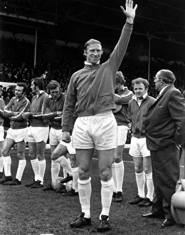 Jack Charlton salutes the crowd before making his 600th appearence for Leeds United in