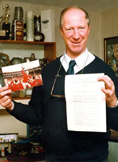 Photograph Prints: Jack Charlton signs the famous 1966 Bobby Moore World Cup victory picture to finish all
