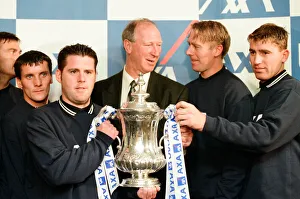 Former Prints: Jackie Charlton and the Ashington football team with the AXA FA Cup