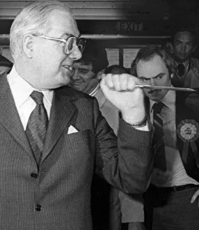 Knife Prints: James Callaghan holding knife up before cutting cake - April 1979 24 / 04 / 1979