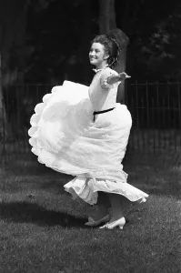 Film Production Prints: Jane Seymour seen here at Stratfield Saye House during a break in filming for