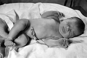 00041 Prints: Janet Traylor, 3 mins after birth at the Royal Northern Hospital. July 1943 P009100