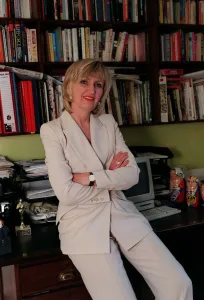 Jayne Irving TV Presenter July 1998 At home sitting on her desk A©mirrorpix