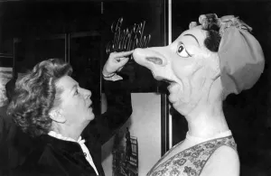 00782 Prints: Jean Alexander with a caricatures of Hilda Ogden created by artist Gerald Scarfe