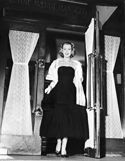 00140 Collection: Jean Dawnay Actress stepping out of Sloane Avenue Mansions DBase