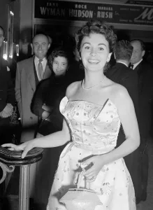 Glamorous Prints: Jean Simmonds actress arriving for the film premiere of Mad About The Man