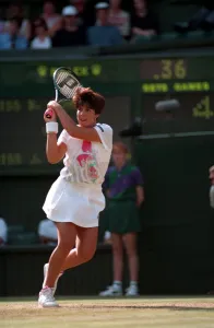 JENNIFER CAPRIATI PLAYING ON COURT AT THE 1993 WIMBLEDON TENNIS TOURNAMENT - 26 / 06 / 1993