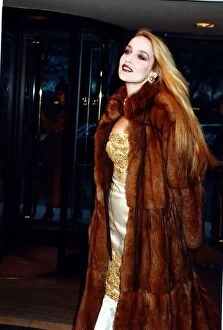 Images Dated 19th March 1989: Jerry Hall- March 1989 arriving at the BAFTA awards, in London