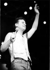 Jim Kerr, lead singer of the rock group Simple Minds entertains the crowd at the groups