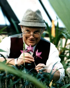 Jg Scan Prints: Jim McColl Beechgrove Garden television presenter with flowers tweed hat glasses