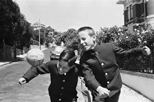 Jimmy Greaves takes break from The Daily Mirror World Cup Rally for a quiet game of