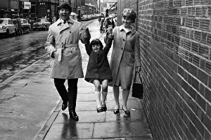 01040 Prints: Jimmy Tarbuck in Great Yarmouth with his wife Pauline and their daughter Cheryl, 5