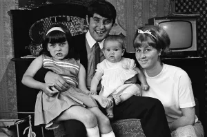 01040 Prints: Jimmy Tarbuck in Great Yarmouth with his wife Pauline and their daughters Cheryl, 5
