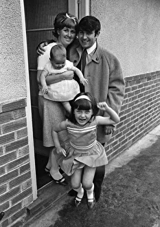 01040 Prints: Jimmy Tarbuck in Great Yarmouth with his wife Pauline and their daughters Cheryl, 5