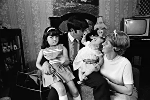 01040 Prints: Jimmy Tarbuck in Great Yarmouth with his wife Pauline and their daughters Cheryl, 5