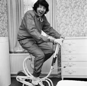 01041 Prints: Jimmy Tarbuck, photographed at home in Kingston for a slimmers club feature