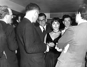 01415 Prints: Joan Collins among crowd of reporters at press event at the Savoy Hotel - October 1955