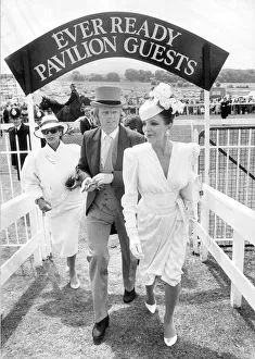 JOAN COLLINS AND HUSBAND PETER HOLM ARRIVING AT EPSOM RACECOURSE 01 / 06 / 1986