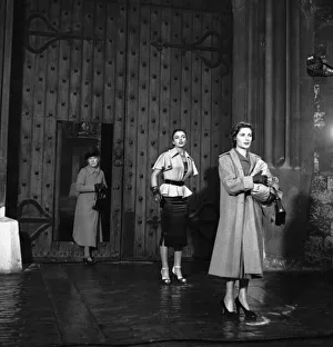 00029 Prints: Joan Collins being released from Holloway prison in a scene from the film Turn the Key