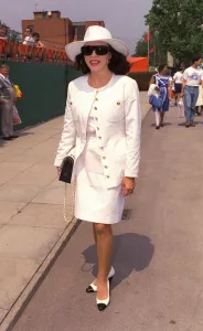 JOAN COLLINS AT THE STELLA ARTOIS TENNIS CHAMPIONSHIPS - 17 / 06 / 1990