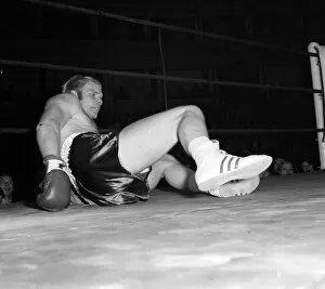Images Dated 10th October 1972: Joe Bugner Heavyweight Boxer October 1972 fighting Jurgen Blin at Royal Albert