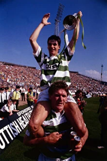 Images Dated 20th May 1989: Joe Miller on shoulders of Roy Aitken May 1989 sdrscottishcupfinal