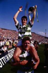 Joe Miller on shoulders of Roy Aitken May 1989 sdrscottishcupfinal