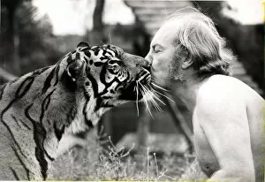 Images Dated 1st September 1980: JOHN ASPINALL KISSING TIGER SEPTEMBER 1980