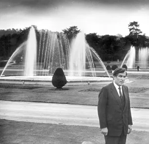 1264877827 Prints: John Broome taking a stroll through the gardens Page 50 TWWW Potters Holiday