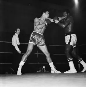 01401 Prints: John Conteh vs Dave Matthews, non title fight at the Ice Stadium, Nottingham, England