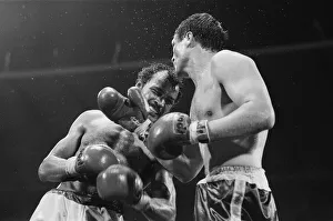 01405 Prints: John Conteh vs Mate Parlov. WBC light-heavyweight title bout at Red Star Stadium