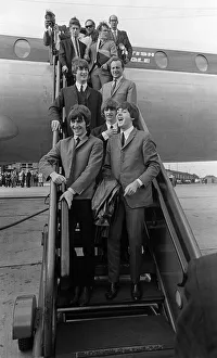 00084 Prints: John Lennon, Paul McCartney, George Harrison and Ringo Starr leaving the aircraft