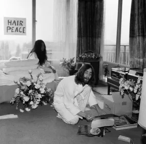 00809 Prints: John Lennon and his wife Yoko Ono stage a bed in in a hotel in Amsterdam