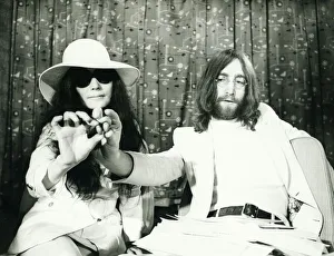 00203 Prints: John Lennon and Yoko Ono at London airport presenting acorns they intend sending to heads