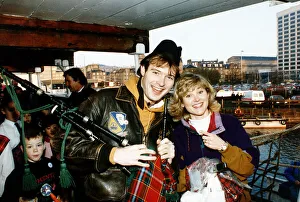 Bagpipes Prints: John Leslie with new fellow Blue Peter television presenter Anthea Turner, 1992