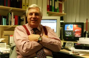 00105 Prints: John Simpson News Reporter November 98 Sitting at his desk working