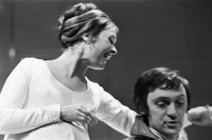 01217 Prints: Judi Dench (who plays Hermione) with Barrie Ingham (who plays Leontes
